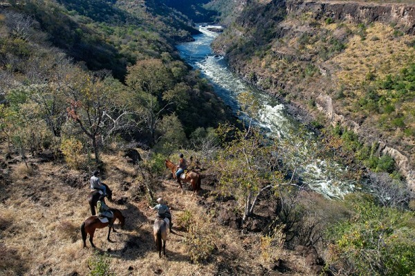 horse-riding-on-the-edge-of-the-gorge